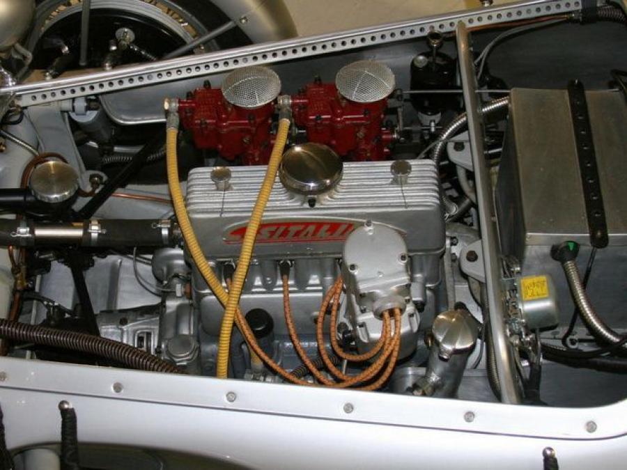Моторный отсек Cisitalia Abarth 204A Spyder Corsa 1949 года  (фото 4 из 5)